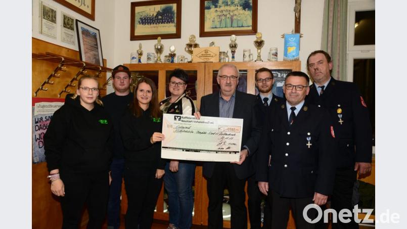 Herbert Putzer, Vorsitzender der Kinderkrebshilfe Oberpfalz Region Nord (Mitte) freut sich über die gemeinsame großartige Spende der Katholischen Landjugend und des Obst- und Gartenbauverein (links) sowie der Feuerwehr Burkhardsrieth. Bild: bey