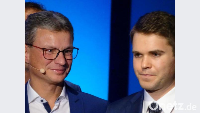 Der 27-jährige Marco Heß (rechts) hat an der OTH Amberg-Weiden studiert und eine herausragende Arbeit geschrieben. Dafür erhielt er jetzt in München als einer von insgesamt 33 Absolventen den Kulturpreis der Bayernwerk AG. Wissenschaftsminister Bernd Sibler (links) gratulierte. Bild: Houschka