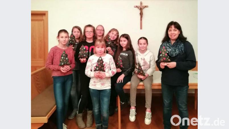 Anke Kretschmer (rechts) präsentiert mit dem eifrigen Nachwuchs alle auf den Nähmaschinen entstandenen Bäumchen. Bild: fjo