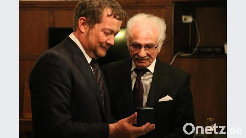 Oskar Schwarz (rechts) nimmt die Helmut-Rothemund-Medaille von Uli Grötsch sichtlich gerührt an. Bild: exb/Sebastian Dippold