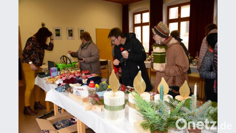 Mit einem wunderschönen Sortiment startet der Katholischer Frauenbund in Pleystein mit seinem Adventsbasar in die vorweihnachtlich Zeit. Bild: bey
