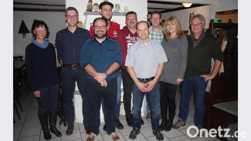 Zweite Bürgermeisterin Gabriele Hawranek (links) gratulierte den Nominierten, die für die Freien Wähler ins Rennen um einen Platz im Gemeinderat gehen. Gabriele Hawranek ist nicht mehr darunter. Vorsitzender Stephan Ott (Dritter von rechts) versprach eine faire Wahlbewerbung. Bild: wro