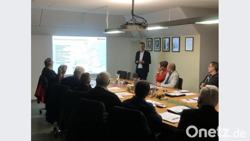 Die Projektvorstellung Bahnstreckenausbau Neusorg durch Projektleiter Engelmann im Neusorger Gemeinderat. Bild: obe