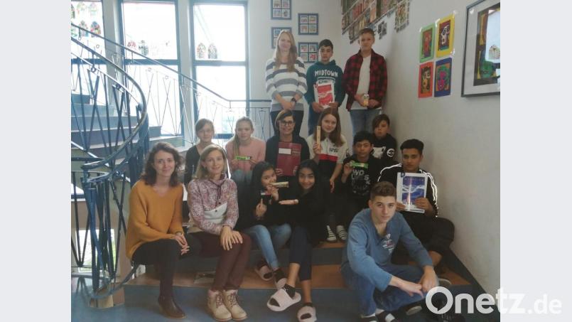 Sie führen den neuen Laden in der Dreifaltigkeits-Mittelschule: Die Kinder und Jugendlichen aus der 7a mit den Lehrerinnen Regina Reichl, Carmen Grahlmann, Carina Graßmann (von links) und Agnes Roberson (oben). Bild: Dreifaltigkeits-Mittelschule/exb