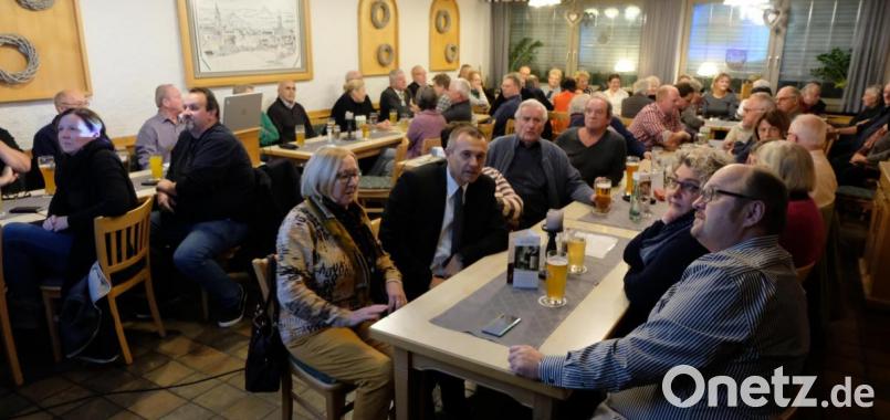 Überfüllt war das Nebenzimmer des Gasthauses " Weißes Rößl " beim Geschichtsvortrag von Erich Schieder. Bild: le