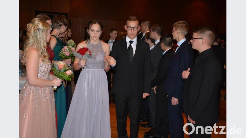 Beim Abschlussball der beiden Realschulen am Samstagabend in Saal des Kettelerhauses durften die Schülerinnen und Schüler der beiden Waldsassener Realschulen zeigen, was sie in den vergangenen zehn Wochen im Tanzkurs alles gelernt hatten. Nach der Polonaise (Bild) folgten Walzer und die gelernten Pflichttänze, ehe die Tanzfläche endlich frei benützt werden konnte. Bild: jr