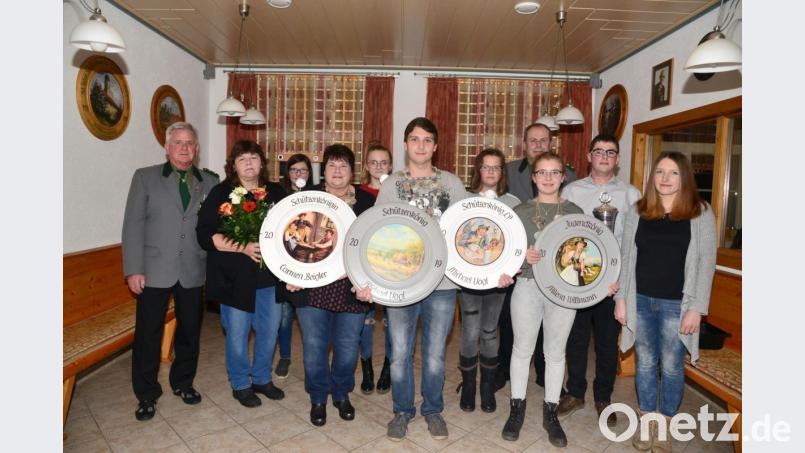 Carmen Beigler, Michael Vogl und Milena Wittmann (mit Königsscheiben von links) sind die neuen Schützenkönige des Schützenvereins &quot;Einigkeit&quot; Miesbrunn. Außerdem gab für die Sieger und Bestplatzierten der Schüler und Jugend sowie für die Vereinsmeister Pokale. Über die große Teilnahme an Wettbewerben freute sich Schützenmeister Willi Striegl (Dritter von rechts). Bild: bey