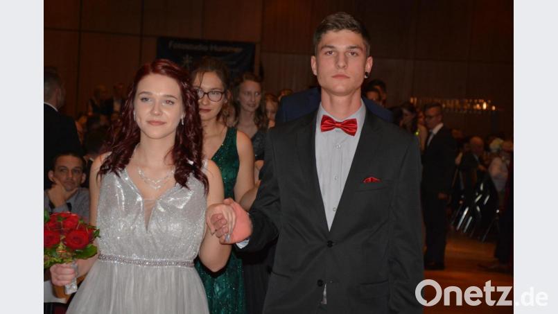 Beim Abschlussball der beiden Realschulen am Samstagabend in Saal des Kettelerhauses durften die Schülerinnen und Schüler der beiden Waldsassener Realschulen zeigen, was sie in den vergangenen zehn Wochen im Tanzkurs alles gelernt hatten. Nach der Polonaise (Bild) folgten Walzer und die gelernten Pflichttänze, ehe die Tanzfläche endlich frei benützt werden konnte. Bild: jr