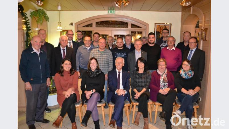 Die Gemeinderatskandidaten der Neusorger SPD mit Bürgermeister Peter König (sitzend) und Landratskandidat Thomas Döhler (Zweiter von links). Bild: fue