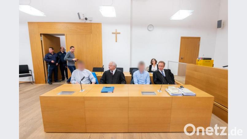 Die Angeklagten (links) und (3. von links) sitzen im Verhandlungssaal des Landgerichts neben ihren Verteidigern Thomas Krimmel (rechts) und Hubert Seidl. Bild: Armin Weigel/dpa