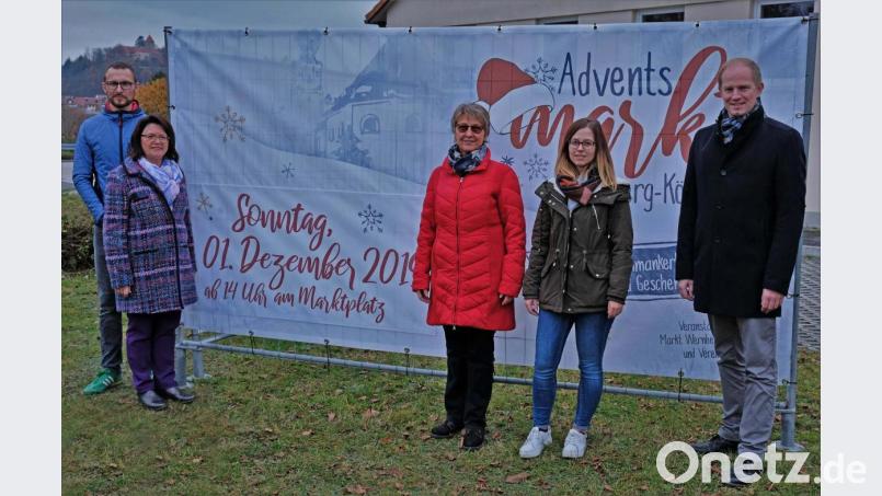 Die Organisatoren Stefan Mutzbauer, Maria Schlögl, Franziska Gradl, Nicole Wiederer und Bürgermeister Konrad Kiener (von links) werben vor dem neuen Plakat (entworfen von Sarah Segerer und Nicole Wiederer) für den Adventsmarkt am 1. Dezember. Bild: twi