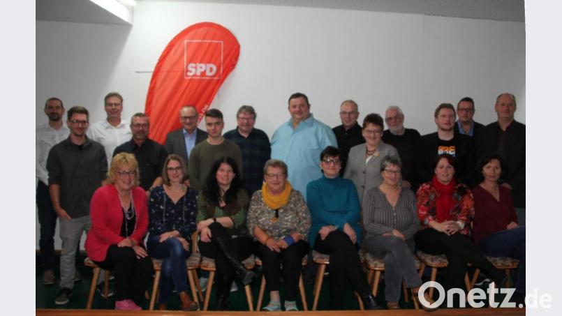 Die SPD-Kandidaten für den Stadtrat. Sitzend von links Astrid Schuster, Bettina Frost, Monika Gerl, Lia Zimmermann, Angela Baumgartner, Claudia Summer, Verena Völkl und Petra Probst. Stehend von links Johannes Schinzel, Alexander Wunderlich, Robert Hahn, Werner Schnabel, Emil Slany, Tim Fandler, Michael Hahn, Helmut Zeitler, Hubert Rosner, Kreisvorsitzende Brigitte Scharf, Wilfried Roeb, Sebastian Gerl, Stefan Müller und Landratskandidat Thomas Döhler. Bild: kro