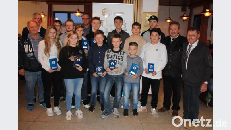 Der BMV-Bezirk Oberpfalz zeichnete die neuen Bezirksmeister im Kartsport aus. Einen Sonderpreis erhielt die elfjährige Leni Reithmeier (Sechste von links), die in der Klasse 2 Deutsche Meisterin wurde. Unser Bild zeigt die Geehrten mit Bezirksvorsitzendem Horst-Otto Seidel (links), BMV-Präsident Ludwig Heining (Zweiter von links) sowie Waldershofs Zweiten Bürgermeister Karl Busch (rechts) und Kreisrat Johann Brandl (Zweiter von rechts). Bild: kro