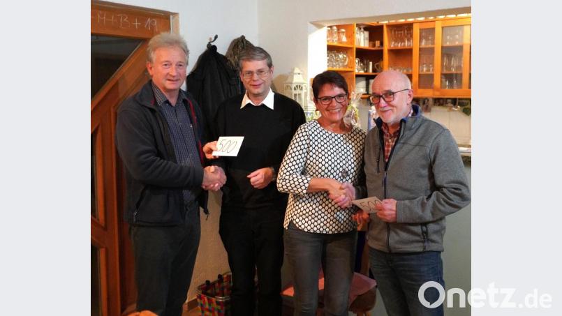 1000 Euro zur Unterstützung der Arbeit zweier Klosterschwestern. Für den Pfarrgemeinderat der Pfarrei St. Sebastian Waldthurn übergab Pfarrer Norbert Götz eine Spende von 500 Euro an Franz Wittmann (links), der das Geld der Lennesriether Schwester Diane in Südafrika zukommen lässt. Bernd Bodensteiner (rechts) unterstützt einen Kindergarten in der Slowakei, dort wird er die 500 Euro, die er von PGR-Sprecherin Birgit Bergmann erhalten hat, an die dortige Schwester Teresita übergeben. Bild: fvo