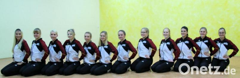 Gardetrainerin Frau Marion Bauer (links) mit den Gardemädchen. Bild: bjo