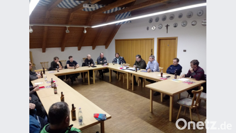 Die Kommandanten der zehn Moosbacher Feuerwehren treffen sich im Gerätehaus Moosbach mit Kreisbrandmeister Thomas Kleber und Bürgermeister Hermann Ach, um den Bedarf für 2020 festzulegen. Bild: gi