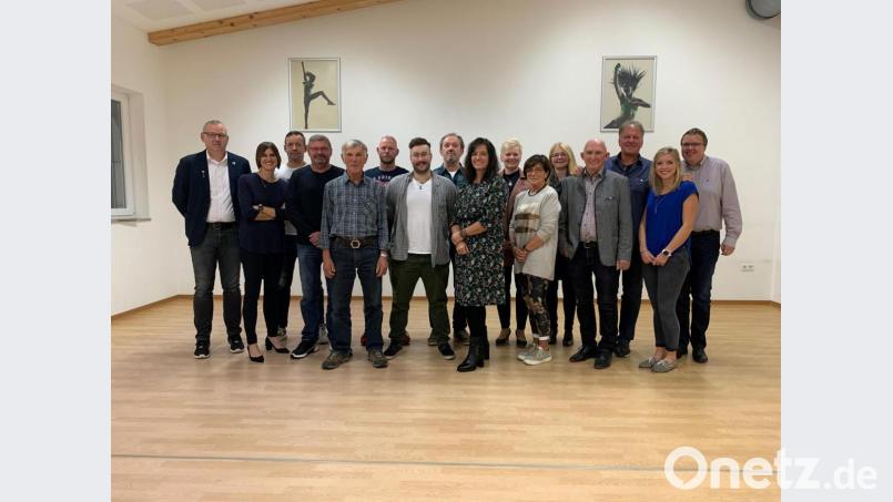 Alle Geehrten des SV Raigering auf einen Blick (von links): Vorsitzender Jürgen Zweck, Stellvertreterin Christina Püschl, Markus Meier,Dritter Vorsitzender Joachim Pirzer, Anton Hösl, Wolfgang Neller, Kilian Pongratz, Alfred Schuller, Ulrike Albrecht, Sieglinde Weigl, Johanna Frischmann, Maria Meyer, Manfred Frischmann, Sepp Teichmann, Schriftführerin Laura Mois und Schatzmeister Markus Gilch. Bild: Thomas Graml