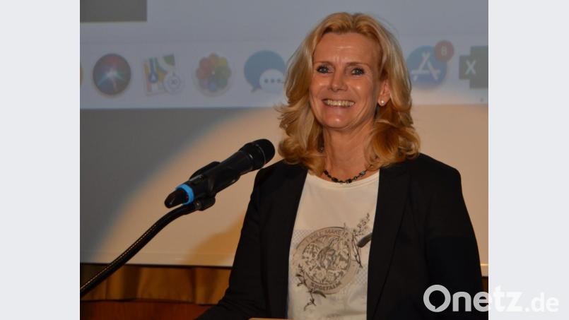 Zweite Bürgermeisterin Andrea Lang aus Pleystein, die Mitglied im CSU-Landesvorstand ist, leitete die Nominierungsversammlung. Als Juristin achtete sie exakt auf die Einhaltung der Vorschriften. Sie lobte Vohenstrauß aber auch als richtige Vorzeigekommune. Bild: dob