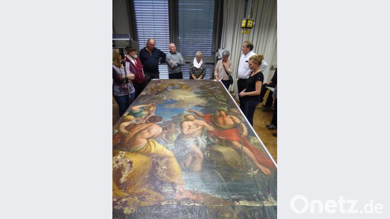 Beeindruckt vom Altarbild „Jesu Taufe im Jordan“ (von links): Bürgermeister Josef Gilch, Ortsheimatpflegerin Christine Schormüller, Professor Erwin Emmerling, Restauratorin Anne Gelbrich, Hermann M. Leucht, der Vorsitzende der Bauer’schen Barockstiftung, und Kirchenpfleger Josef Beer. Bild: wec