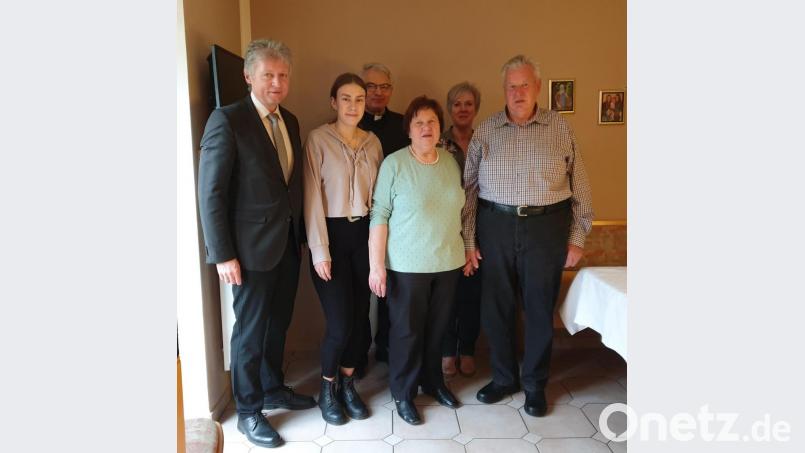 Das Bild zeigt von links Bürgermeister Lothar Müller, Enkelin Laura, Pfarrer Manfred Wundlechner, Jubilarin Maria Janker, Tochter Petra und den Jubilar Josef Janker. Bild: lk