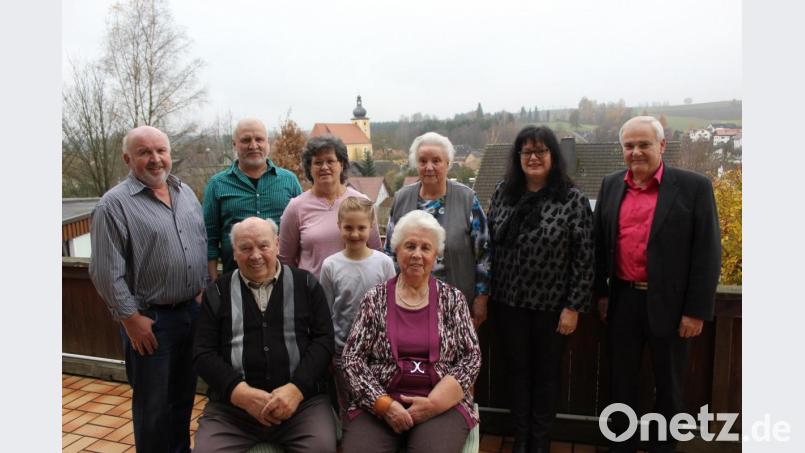 „Eiserne Hochzeit feierten Alois und Berta Knott. Vorne sitzend das Jubelpaar Alois und Berta Knott sowie hinten von links Hubert Knott, Karl-Heinz Knott, Brigitte Knott, Lina Knott, Irmgard Nickl, Heidi Philipp und Günter Kopp. Bild: soj