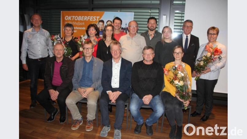 Das Führungsteam des Fördervereins Fischhofpark: (sitzend, von links) Hans Prucker, Franz Häring, Vinzenz Rahn, Bernd Helgert und Monika Arbter-Hubrich sowie (stehend; von links) Mirko Streich, Rosi Rahn, Sabine Siegert, Nicole Punzmann, Walter Siegert, Hans Kopatsch, Wolfgang Braun, Petra Klebl-Denk, Bürgermeister Franz Stahl und Marion Höcht, die aus dem Vorstandsteam ausschied. Bild: kro