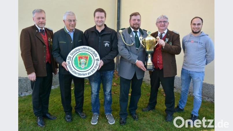 Sieger der von Altlandrat Karl Haberkorn gestifteten Gaujugendförderscheibe wurde Jürgen Hecht. Den Wanderpokal für die erfolgreichste Jugend ging an die &quot;Ringelstein&quot;-Schützen Ottengrün. Unser Bild zeigt (von links) Bezirksschützenmeister Harald Frischholz, Karl Haberkorn, Jürgen Hecht, Stefan Zant, Dritter Vorsitzender der &quot;Ringelstein&quot;-Schützen, stellvertretender Bezirksschützenmeister Dieter Beer und Gaujugendleiter Manuel Ernst. Bild: jr