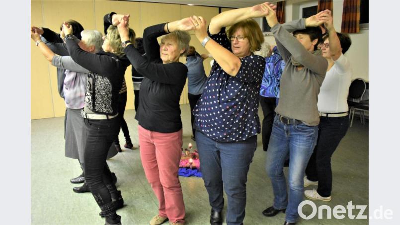 Unter der Anleitung von Margarete Hirsch (Dritte von rechts) wurde der MeditativeTanz durchgeführt. Bild: rgr