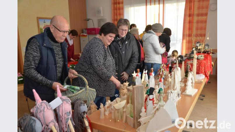 Viele Besucher strömen am Samstagnachmittag ins Waldauer Pfarrheim. Dort hat der Frauenbund des Ortsteils eine ganze Palette an adventlichen Schätzen ausgebreitet. Bild: dob