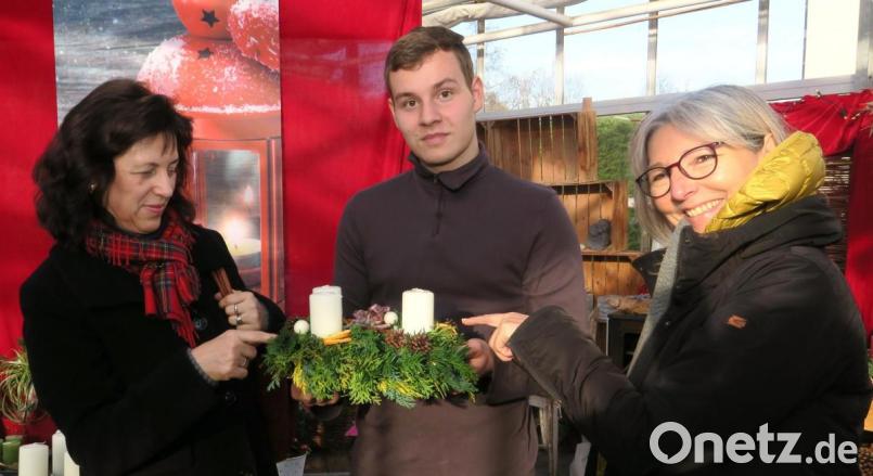 Albert Elias (Mitte) lässt sich derzeit zum Zierpflanzengärtner ausbilden. Bild: Hirsch