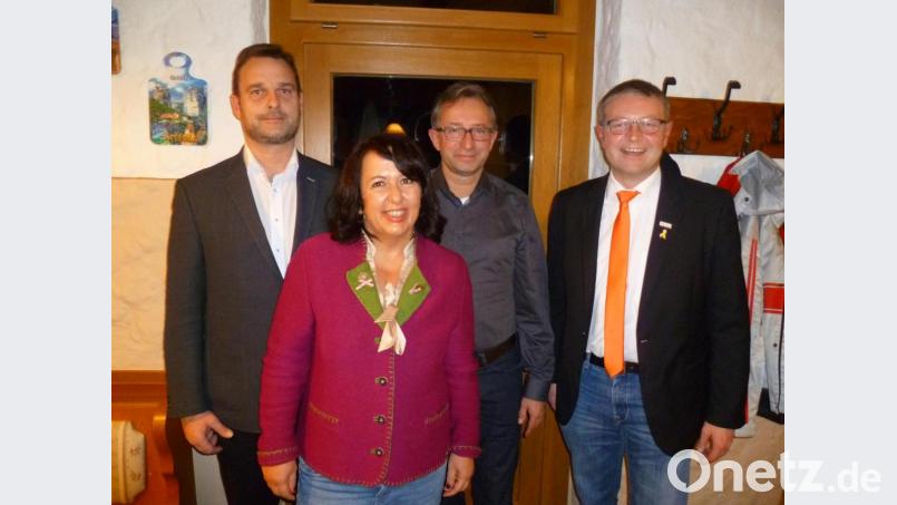 Einstimmig stellen UWG und BFA Andrea Sitter (Zweite von links) als gemeinsame Bürgermeisterkandidatin auf. Symbolisch stehen (von links) Dritter Bürgermeister und UWG-Sprecher Thomas Bär, BFA-Sprecher Stephan Koller und der stellvertretende Landesvorsitzende der Freien Wähler und designierte FW-Landratskandidat, Hans Martin Grötsch, hinter ihr. Bild: usc