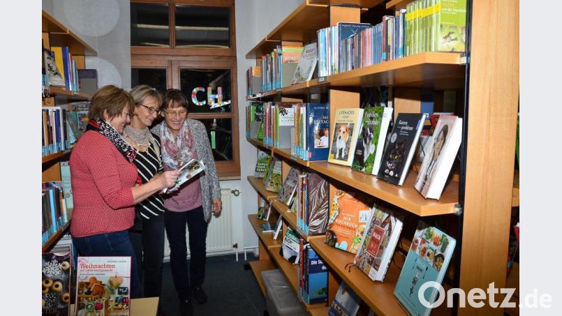 Zwischen den Regalen lässt es sich nach Herzenslust schmöckern und Interessentes kann mit wenigen Blicken erspäht werden. Bild: fjo