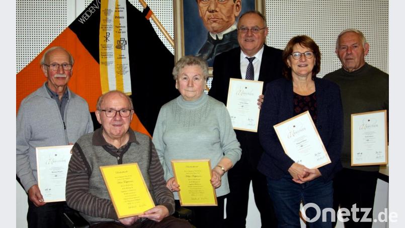 Als langjährige Mitglieder erhalten Michael Prause, Hans und Helga Troppmann, Lothar und Irmi Höher (von links) Urkunden.Vorsitzender Karl Zitzmann (rechts) reicht die Urkunde von Emil Lehner später nach. Bild: R. Kreuzer