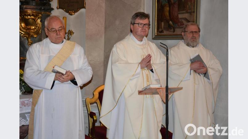 Pfarrer Marek Baron (Mitte) führte dieses Mal den Gebetstag um die Seligsprechung der Theres Neumann an. Mit am Altar standen Pfarrseelsorger Pater Benedikt Leitmayr (rechts) und Diakon Karl Pemsl (Deutschen Orden). Bild: jr
