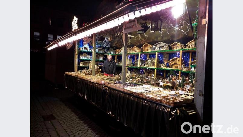 Karl-Heinz Kaiser kommt seit Jahren nach Amberg, um seine Krippen auf dem Weihnachtsmarkt anzubieten. Weil es sich um viele Einzelteile und Figuren handelt, hat der Nürnberger bereits mit dem Aufbau begonnen. Bild: tk