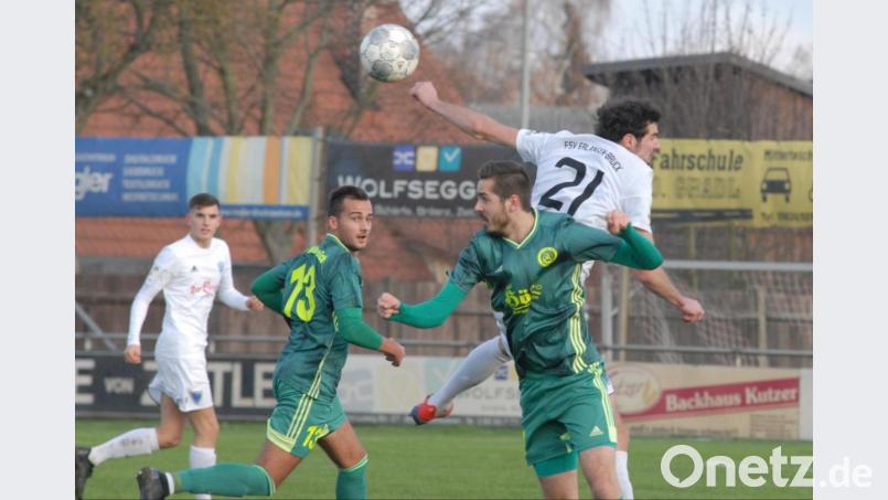 Torlos endete am Samstag die Landesliga-Partie zwischen dem SV Mitterteich und dem FSV Erlangen-Bruck. Der Mitterteicher Torjäger Marco Kießling (vorne), hier im Luftkampf mit FSV-Akteur Thomas Scharrer, sah kurz nach der Halbzeit nach einem Foul am Gästetorwart die Gelb-Rote Karte. Bild: gb