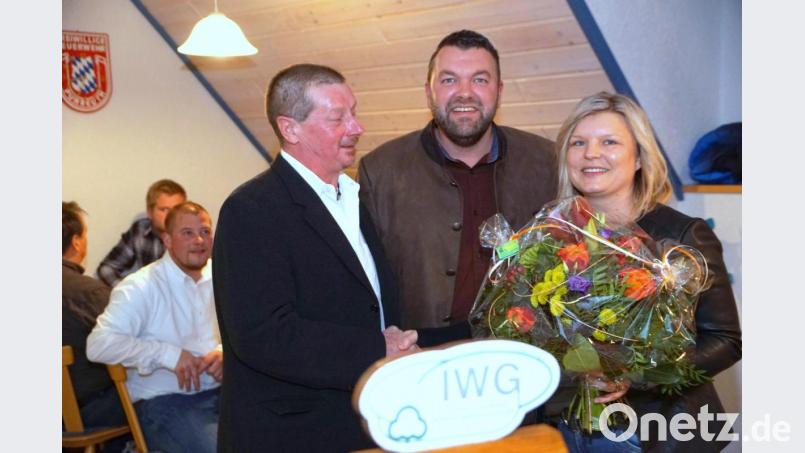 IWG-Vorsitzender Ludwig Melzner (links) wünschte Adrian Scheitler viel Erfolg beim Weg ins Rathaus. Gattin Tanja überreicht er einen hübschen Blumenstrauß. Bild: bkr