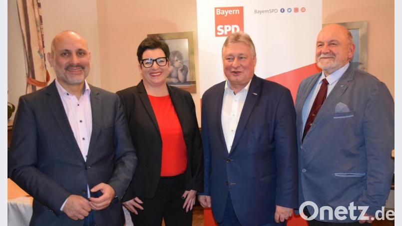 Auf Einladung von OB-Kandidatin Birgit Fruth war SPD-Verkehrsexperte Martin Burkert (Zweiter von rechts) in die Alte Kaserne gekommen. Auch Europaabgeordneter Ismail Ertug (links) und Stadtverbandsvorsitzender Martin Seibert (rechts) wollten wissen, wie es mit dem Amberger Bahnhof weitergeht. Bild: bö