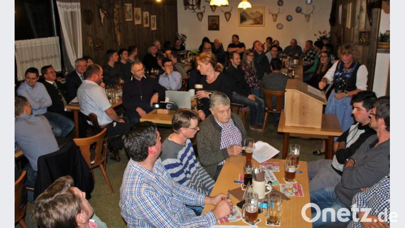 Bis zum letzten Platz gefüllt war das Gasthaus Zum Räuberfelsen. Der Wirt, ebenfalls Kandidat, hatte alle Hände voll zu tun. Bild: ckl