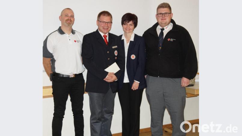 Der Führungswechsel ist vollzogen. Patrick Wolf (rechts) übernimmt das Amt des BRK-Bereitschaftsleiters von Maximilian Lang (Zweiter von links). Die Führungsmannschaft freut sich. Bild: weu