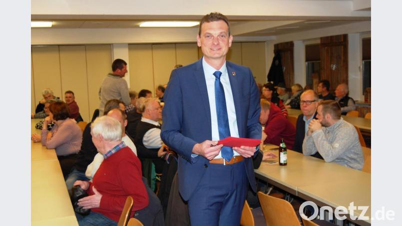 Bürgermeister Ernst Schicketanz informierte in der Bürgerversammlung über das Gemeindegeschehen im zurückliegenden Jahr. Bild: sm