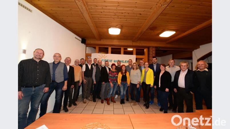 FW-Bürgermeisterkandidat Dietmar Schaller (Neunter von links) tritt mit diesen Kandidaten bei der Kommunalwahl an. Bild: bey
