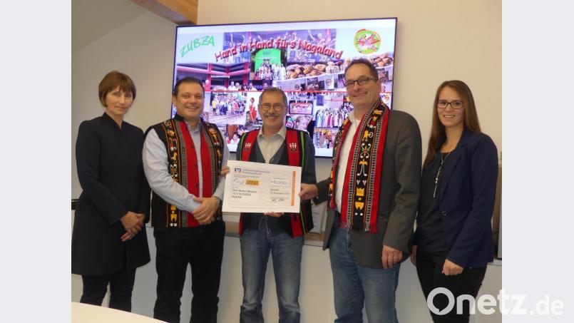 Die Firma Lippert spendet 10.000 Euro für das Projekt &quot;Hand in Hand fürs Nagaland&quot;. Hans Rupprecht (Mitte) nimmt den Scheck von Claudia Leipold (von links), Winfried Hein, Geschäftsführer Hubert Schug und Julia Hacker entgegen. Bild: rn