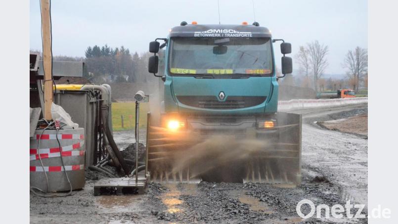 Schweres Gerät transportiert den Aushub nach dem Passieren einer provisorischen Waschanlage nach Etzenricht. Bild: Kunz