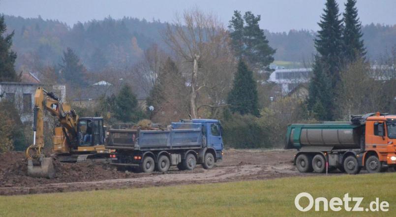Auf einer Fläche von 10 000 Quadratmetern wird Erdreich in einer Tiefe von einem Meter abgetragen. Bild: Kunz