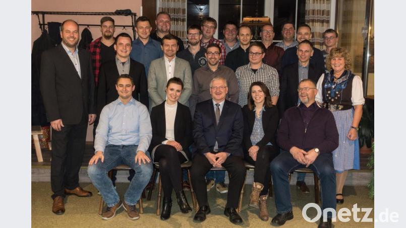 Die Stadtratskandidaten der CWL mit den amtierenden Stadträten Sonja Heindl (rechts), Jürgen Böckl (links) sowie Franz Schraml (sitzend, erster von rechts). Mit dabei ist auch der Bürgermeisterkandidat der CSU Johannes Reger (sitzend, Mitte).