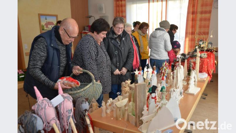 Viele Besucher strömten am Samstagnachmittag ins Waldauer Pfarrheim. Dort hatte der Frauenbund des Ortsteils eine ganze Palette an adventlichen Schätzen ausgebreitet. Bild: dob
