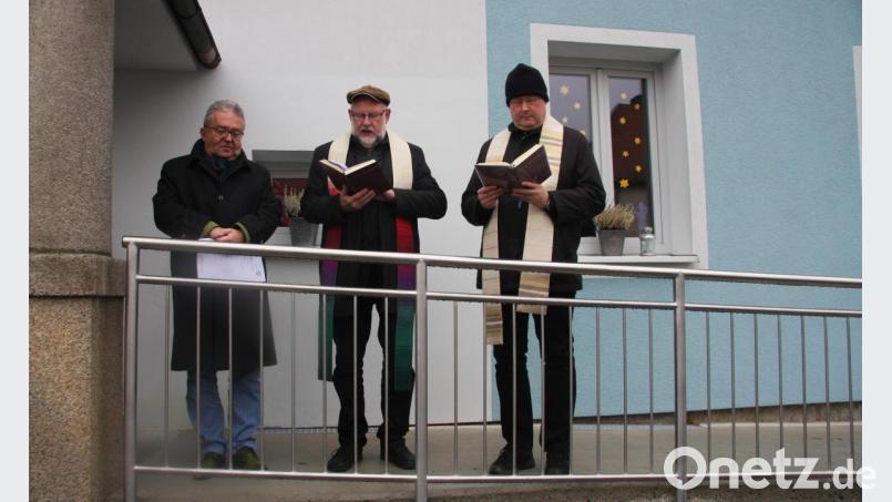 Den kirchlichen Segen spendeten die Pfarrer Markus Nees und Martin Schlenk (von rechts). Freigegeben wurde die barrierefreie Rampe danach von Bürgermeister Toni Dutz (links). Bild: wro