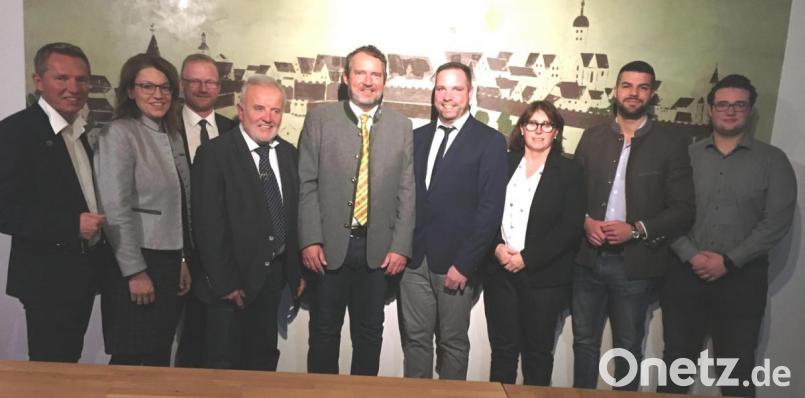 Mit dem CSU-Kandidaten für das Bürgermeisteramt Frank Zeitler (Mitte) freuen sich von links Fraktionsvorsitzender Hans-Georg Dobler, die Vorsitzende der Kreistagsfraktion Martina Englhardt-Kopf, Stadtrat Michael Giesl, Ehrenvorsitzender Bernd Hofmann, Ortsvorsitzender Tobias Knechtel, FU-Vorsitzende Marianne Forster, JU-Kreisvorsitzender Jonas Rester und JU-.Ortsvorsitzender Kilian Gradl. Bild: ihl