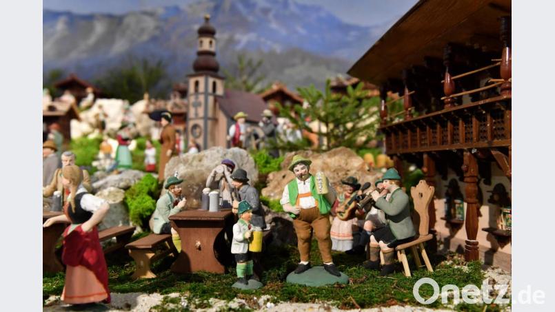 Aus dem Leben gegriffen sind die „Stücke“ in den großen Landschaftskrippen – wie die Biergartenszene. Bild: Florien Miedl/fph